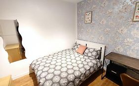 Central London Spacious Flat With 2 To 3 Bedrooms